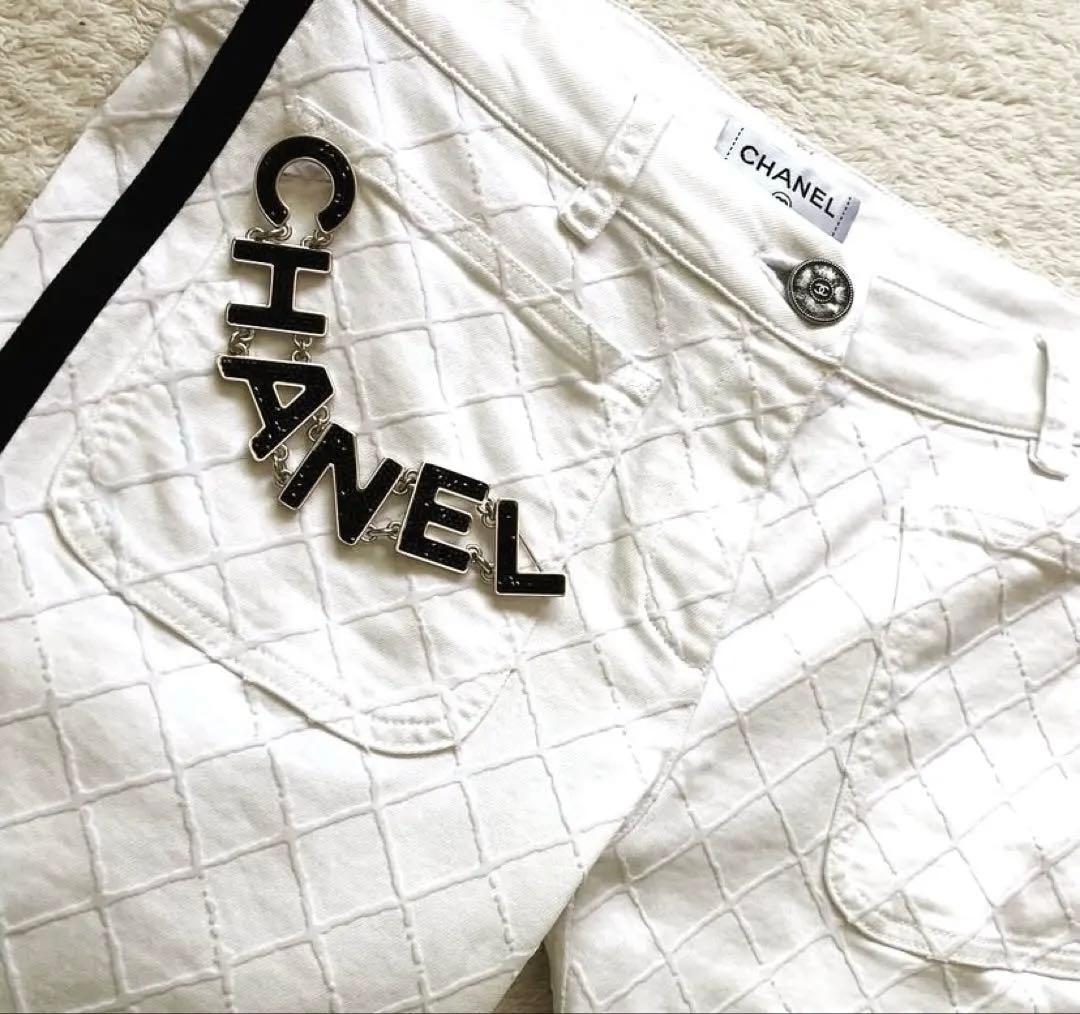 専用です シャネル　CHANEL ロゴ　ブラッククリスタル　立体ブローチ　美品