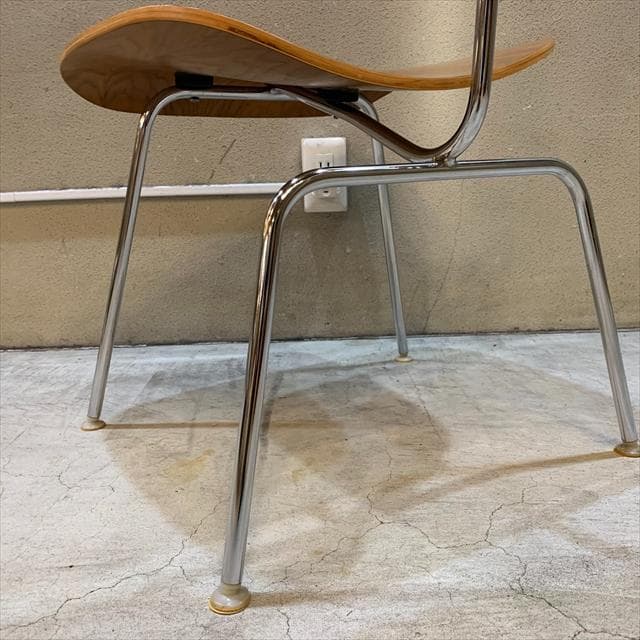 ハーマンミラーのイームズプライウッドダイニングチェア（DCM）②