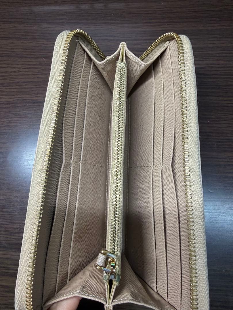 PRADA ベージュ 長財布