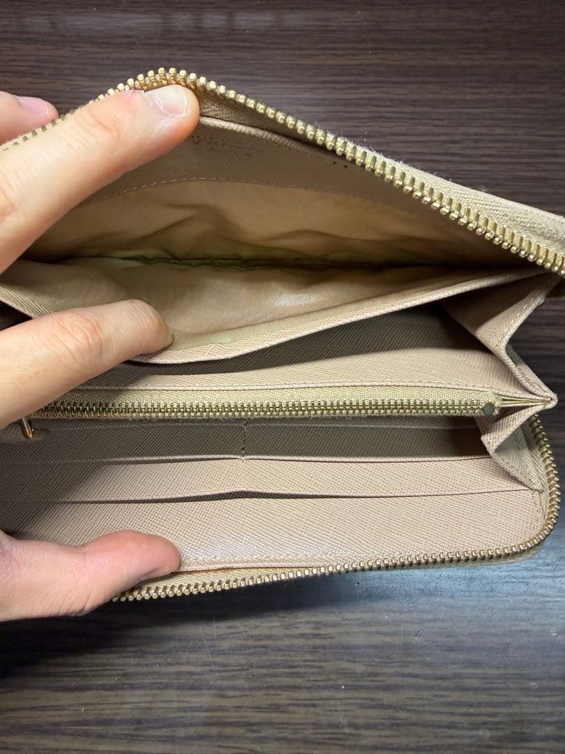 PRADA ベージュ 長財布