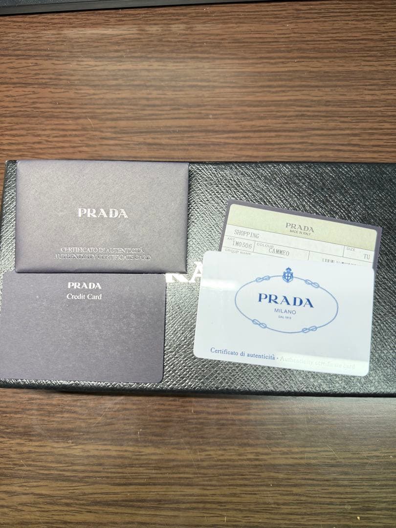 PRADA ベージュ 長財布