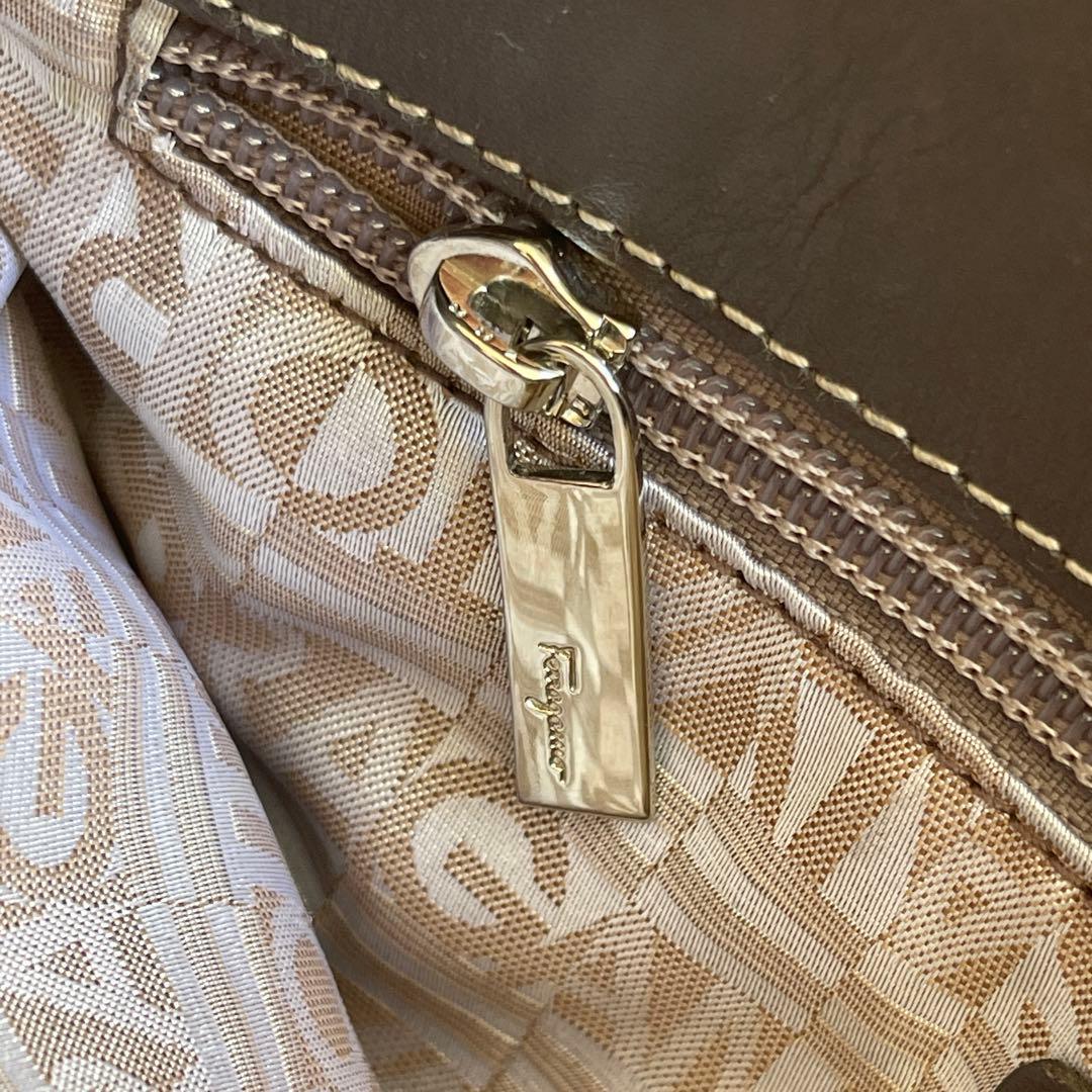 美品　サルヴァトーレフェラガモ　アニマル柄　クロスボディバッグ　レザー