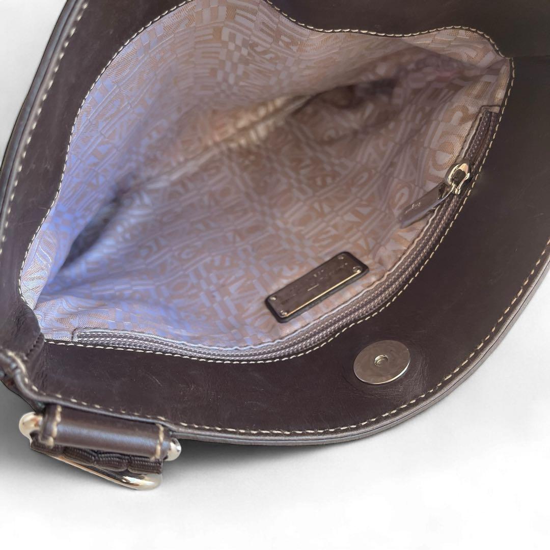 美品　サルヴァトーレフェラガモ　アニマル柄　クロスボディバッグ　レザー