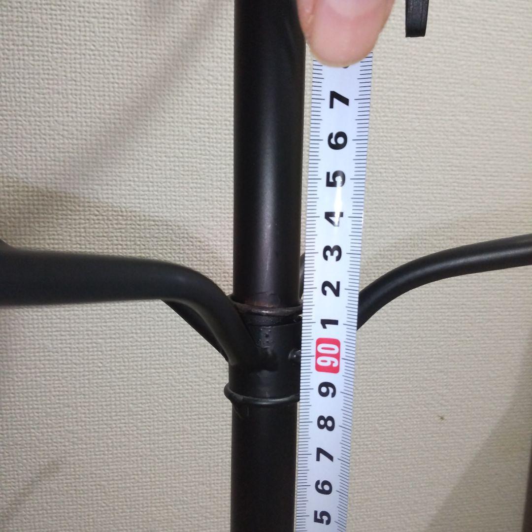 装飾的な金属製ハンガーラック