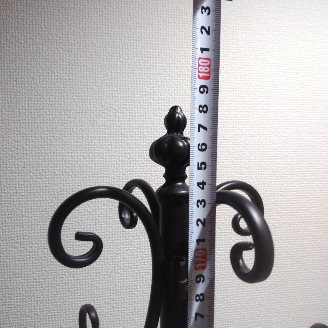 装飾的な金属製ハンガーラック