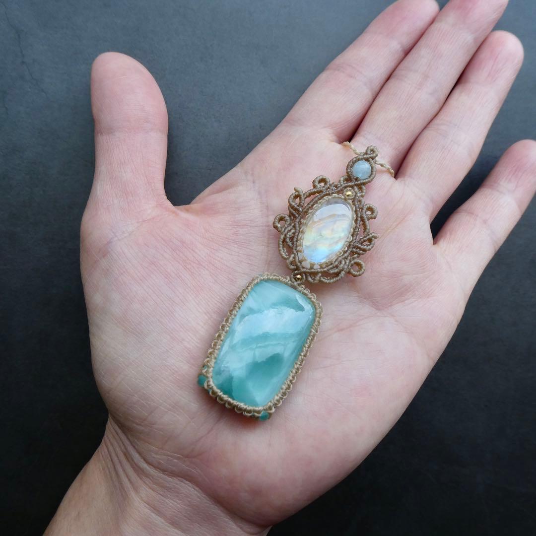 ヘミモルファイトとレインボームーンストーンのマクラメネックレス