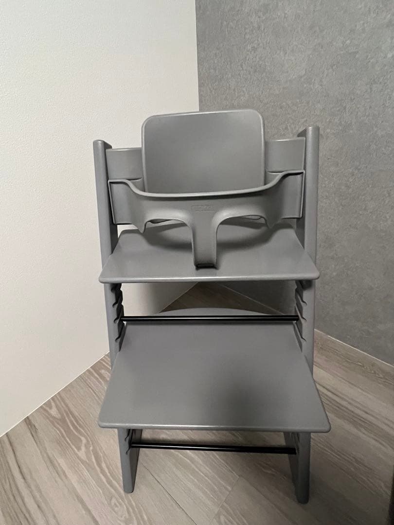 STOKKEトリップトラップ⭐︎ストームグレーのハイチェア 調整可能な足置き付き
