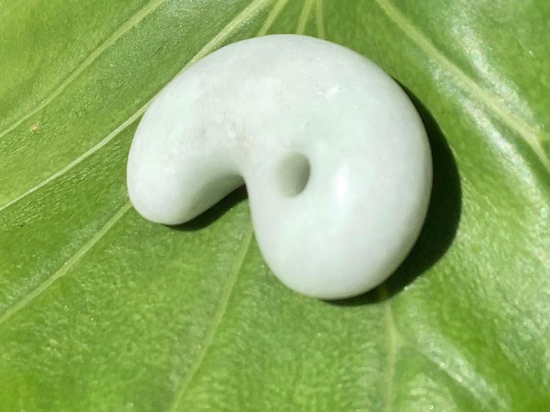 ✳ 20万円以上の品質‼️ 糸魚川翡翠勾玉　透過抜群　開運本物守護石　鑑別書付を‼️