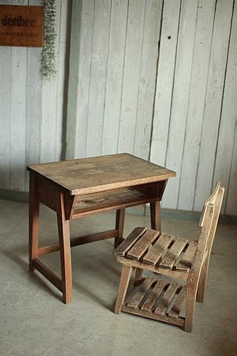 古く味のある小学校の机　木製