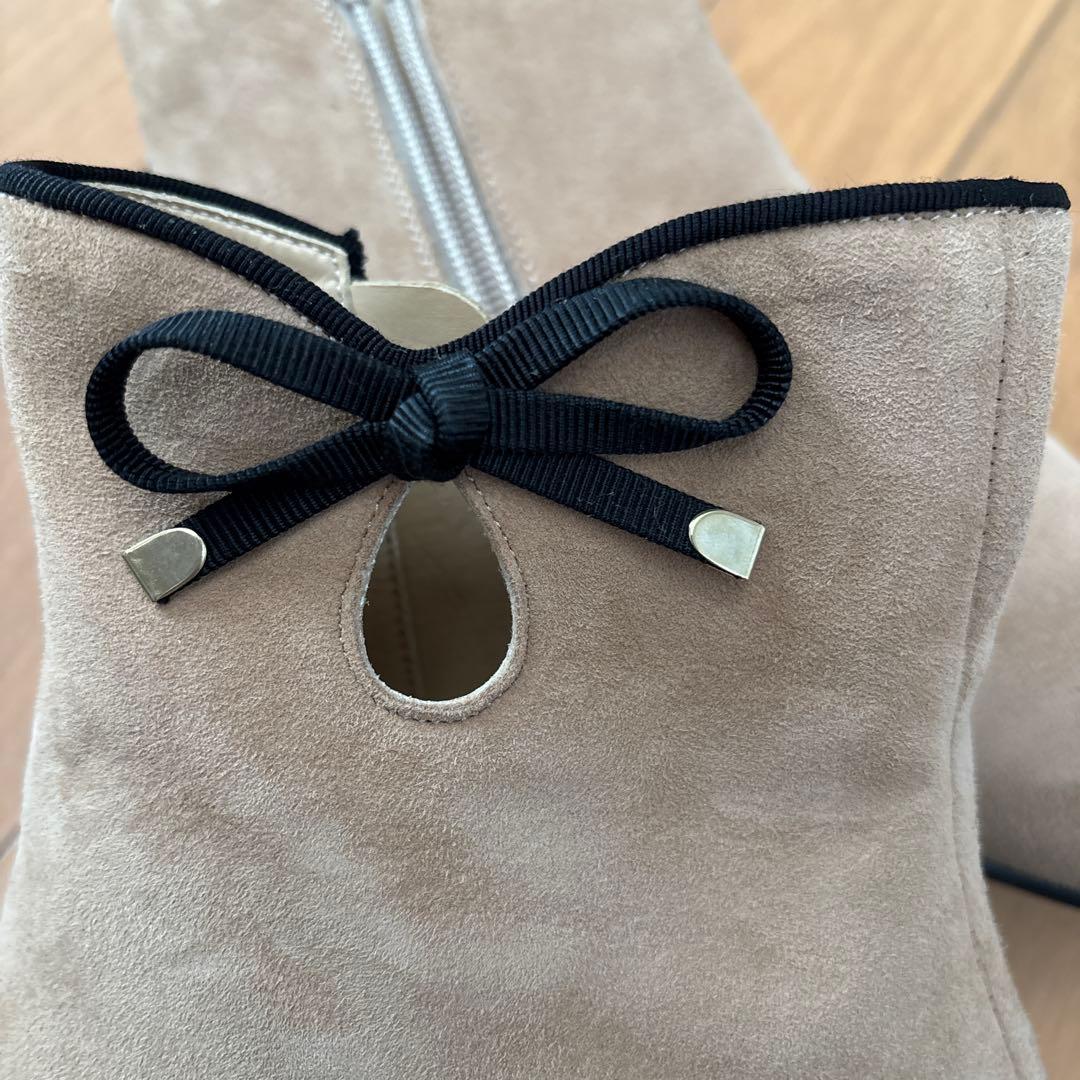 ダイアナ　ベージュ ポインテッドトゥ ブーティ