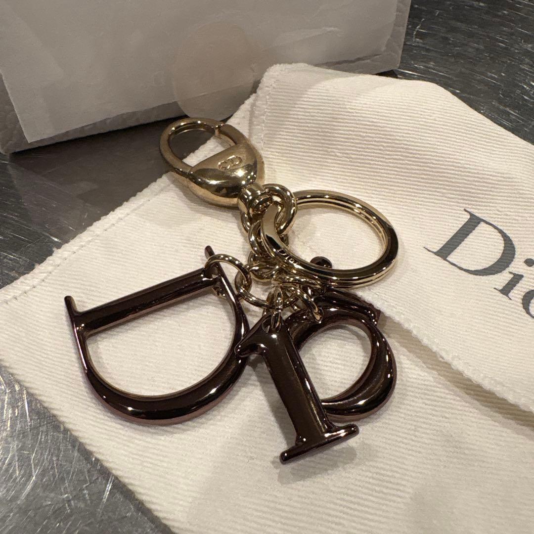 Dior ロゴチャーム　箱保存袋リボン付き　新品未使用　キーホルダー