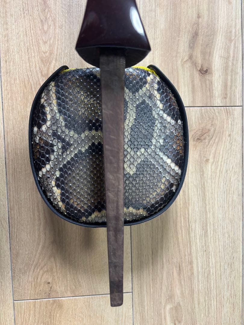 三線本体 赤茶色　ドラゴン刺繍付き