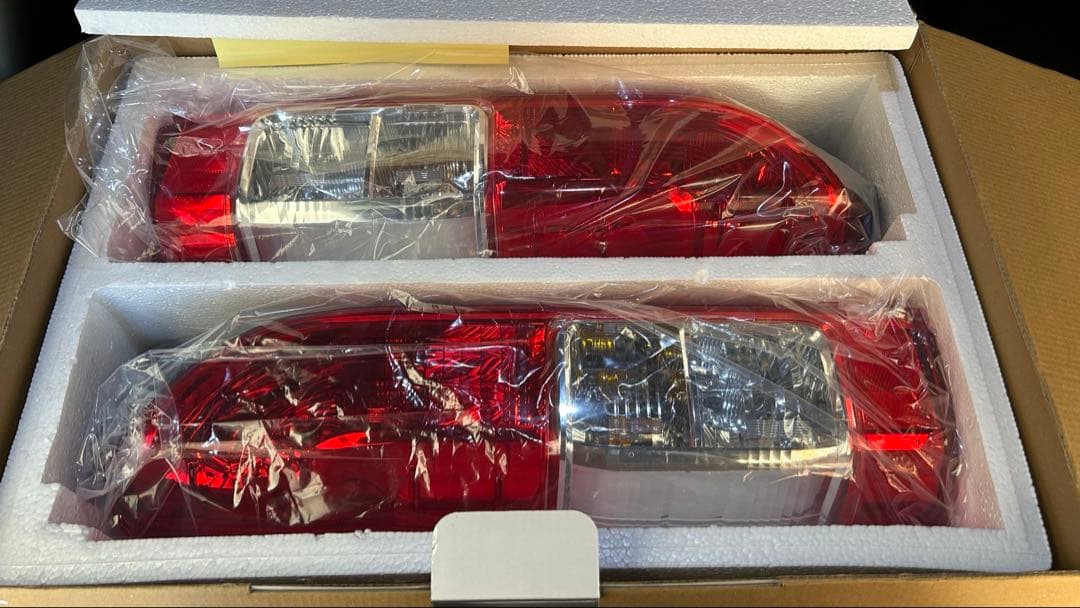 ハイエース寒冷地　新車外し　テールランプ　ダークプライムS