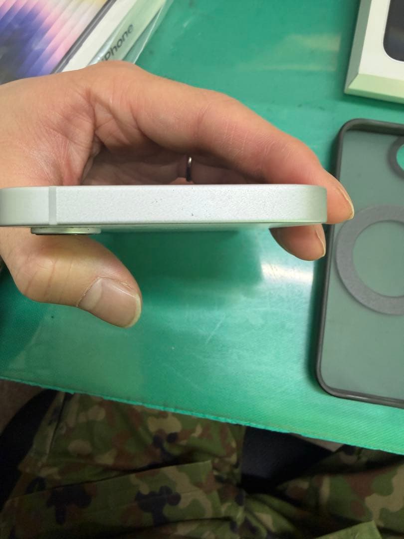 美品　iPhone16e 126GB