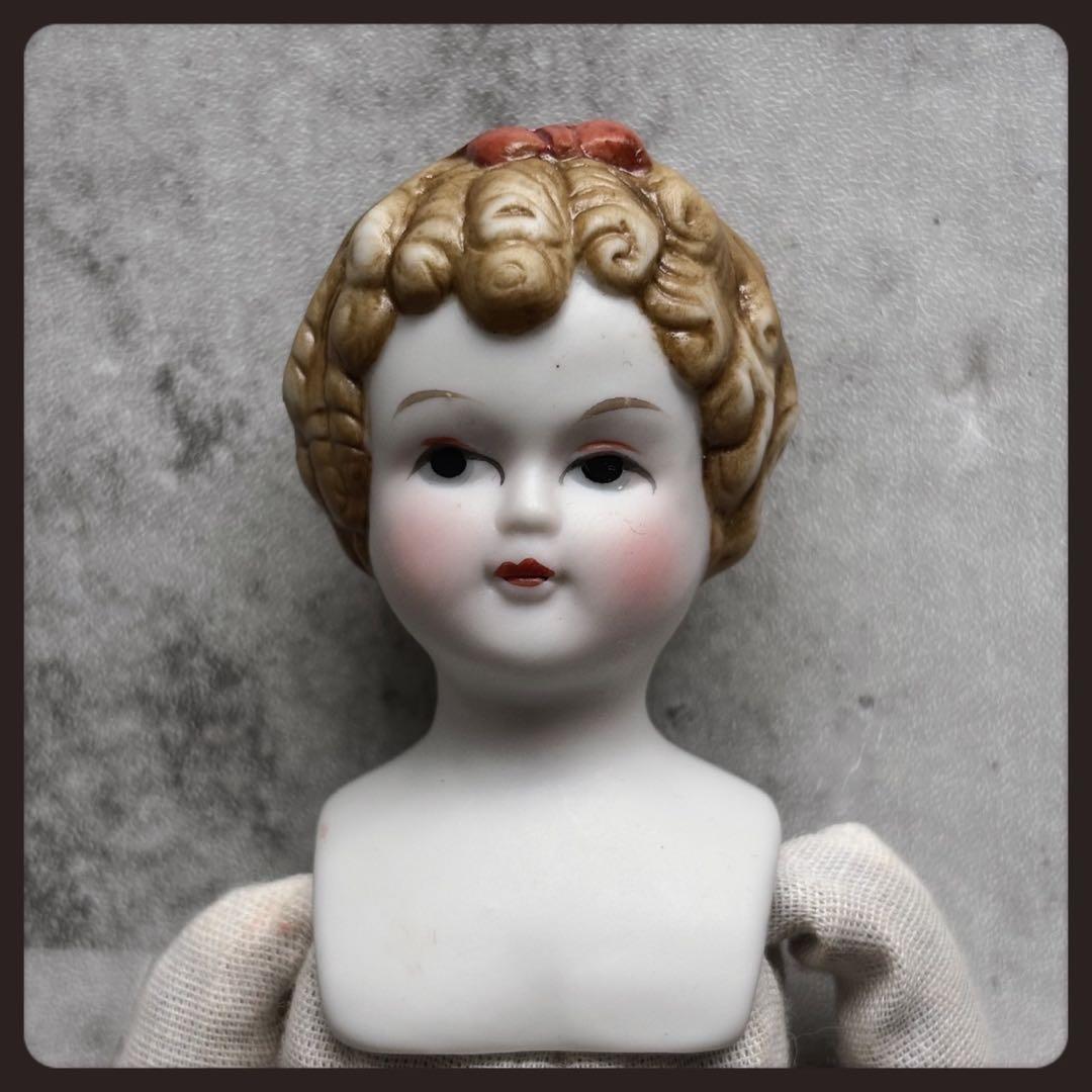 ヴィンテージ リボンの少女のビスクドール