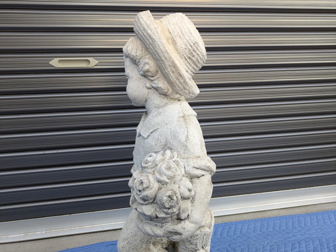 478　イタリア製　石像　花束を持つ子ども　ガーデンオーナメント