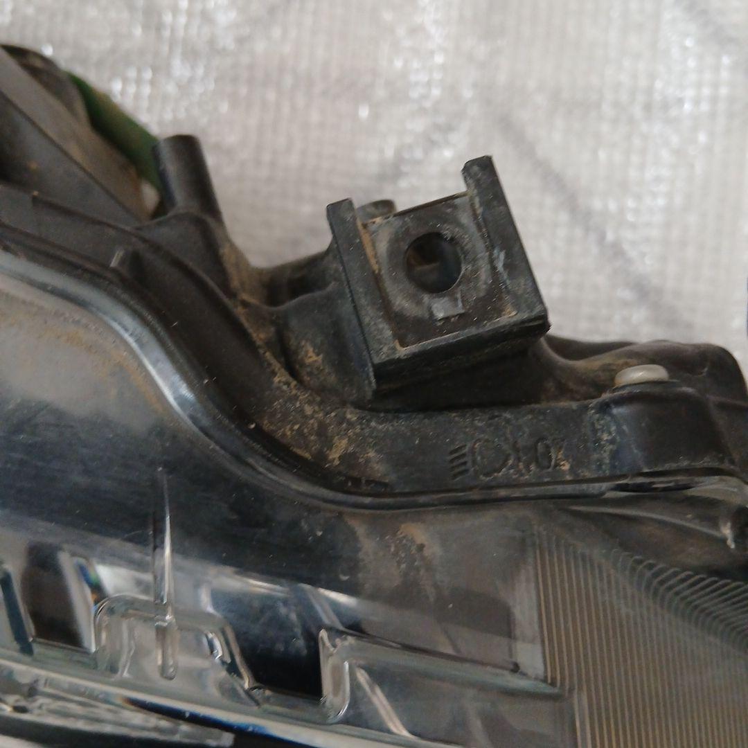 トヨタ　カローラフィルダー　運転席側ヘッドライト中古KOITO12-657