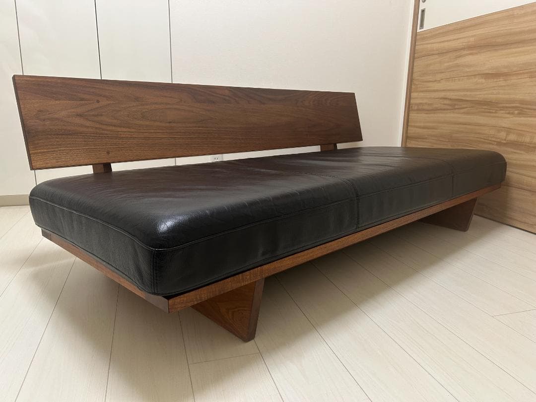 黒いレザーソファ