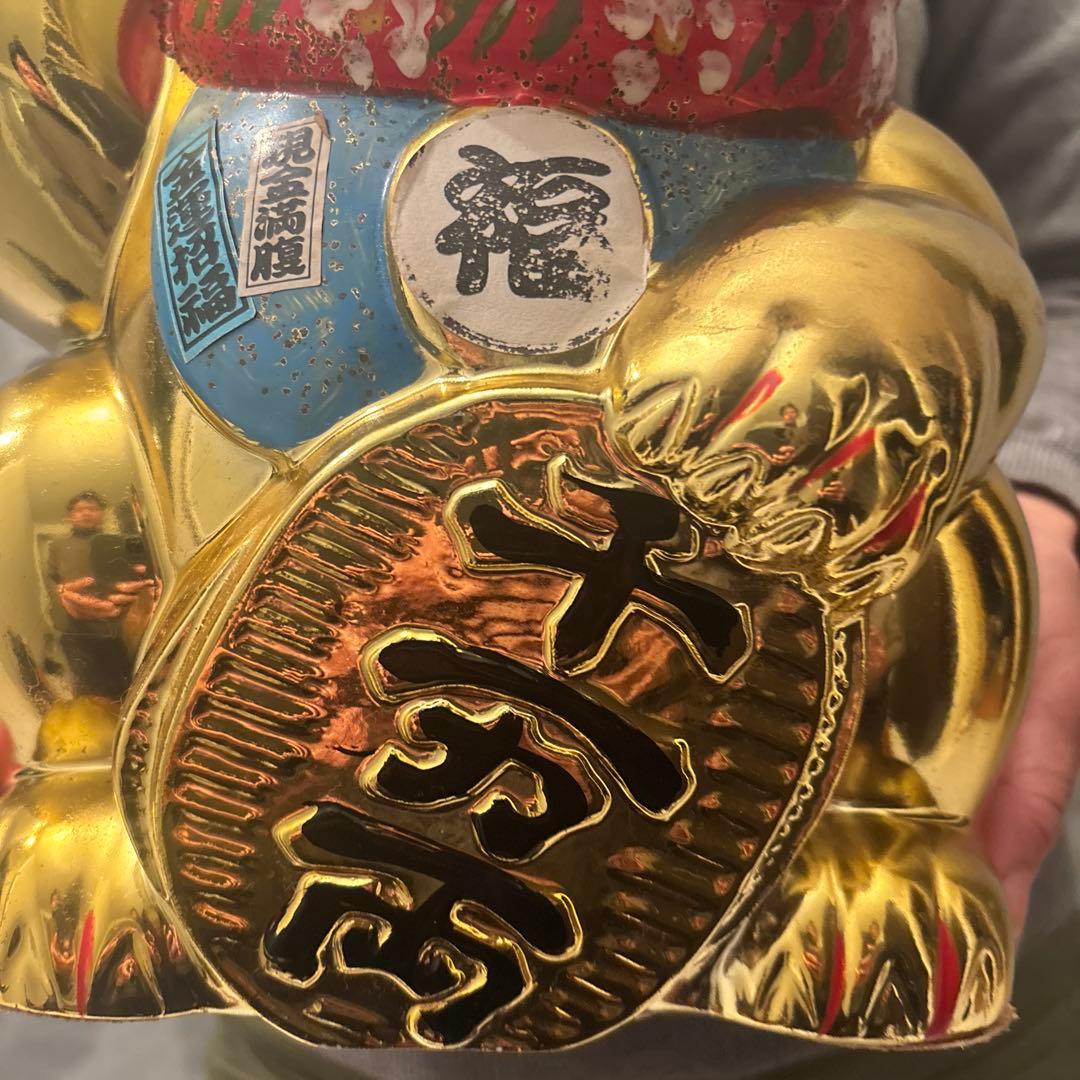 セブンスター様　ヴィンテージ手描きの瞳やまつ毛,前掛けが美しく黄金に輝く招き猫