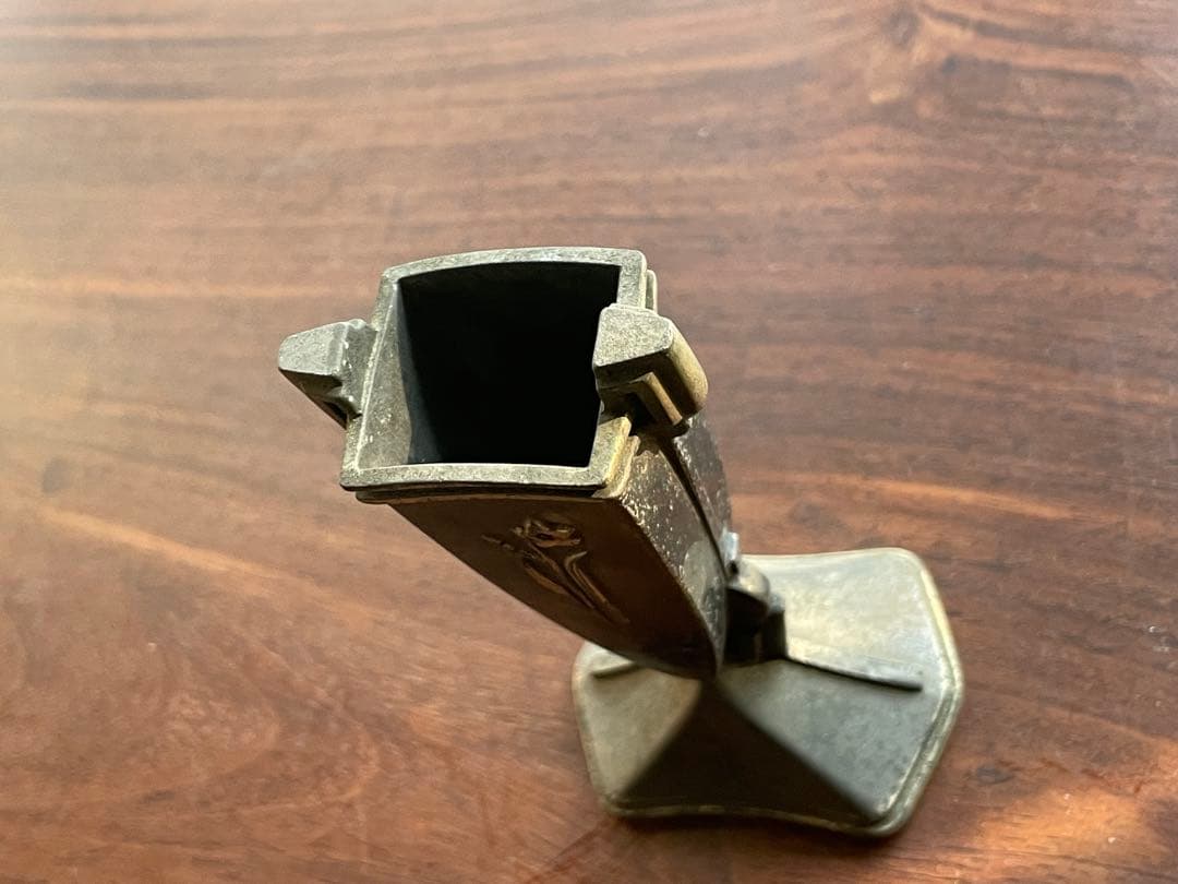 金属製のアンティークレトロな花器