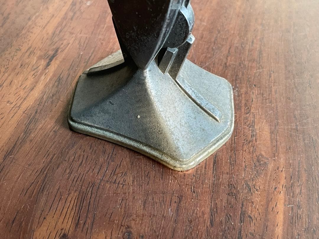 金属製のアンティークレトロな花器