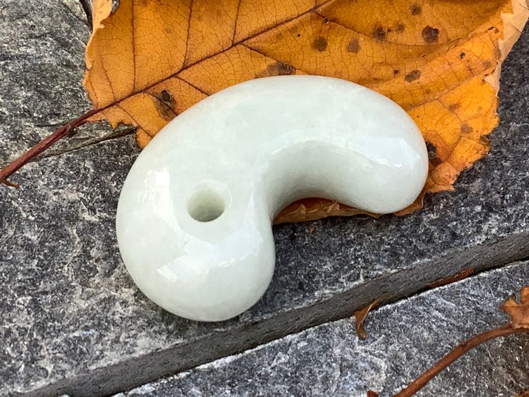 ✳お値段ご遠慮なく‼️高価糸魚川翡翠氷アイスジェイド勾玉　極上物　機械鑑定付本物‼️