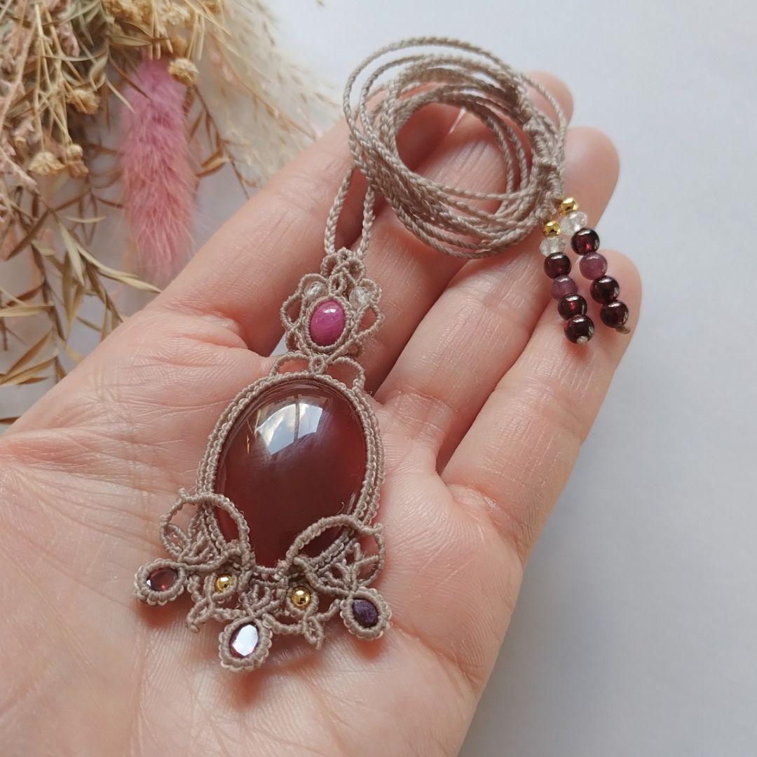 レッドアゲート＆ルビー＆ガーネットのマクラメ編みネックレス　ペンダント　天然石