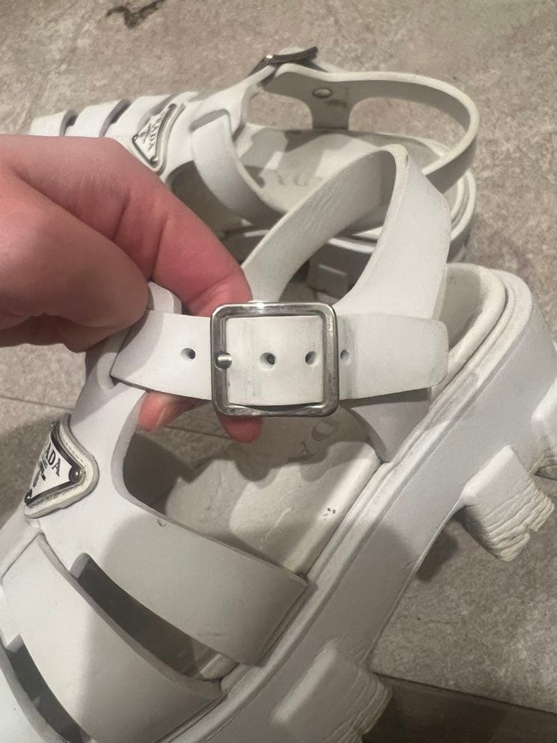 PRADA ホワイト モノリスラバーサンダル