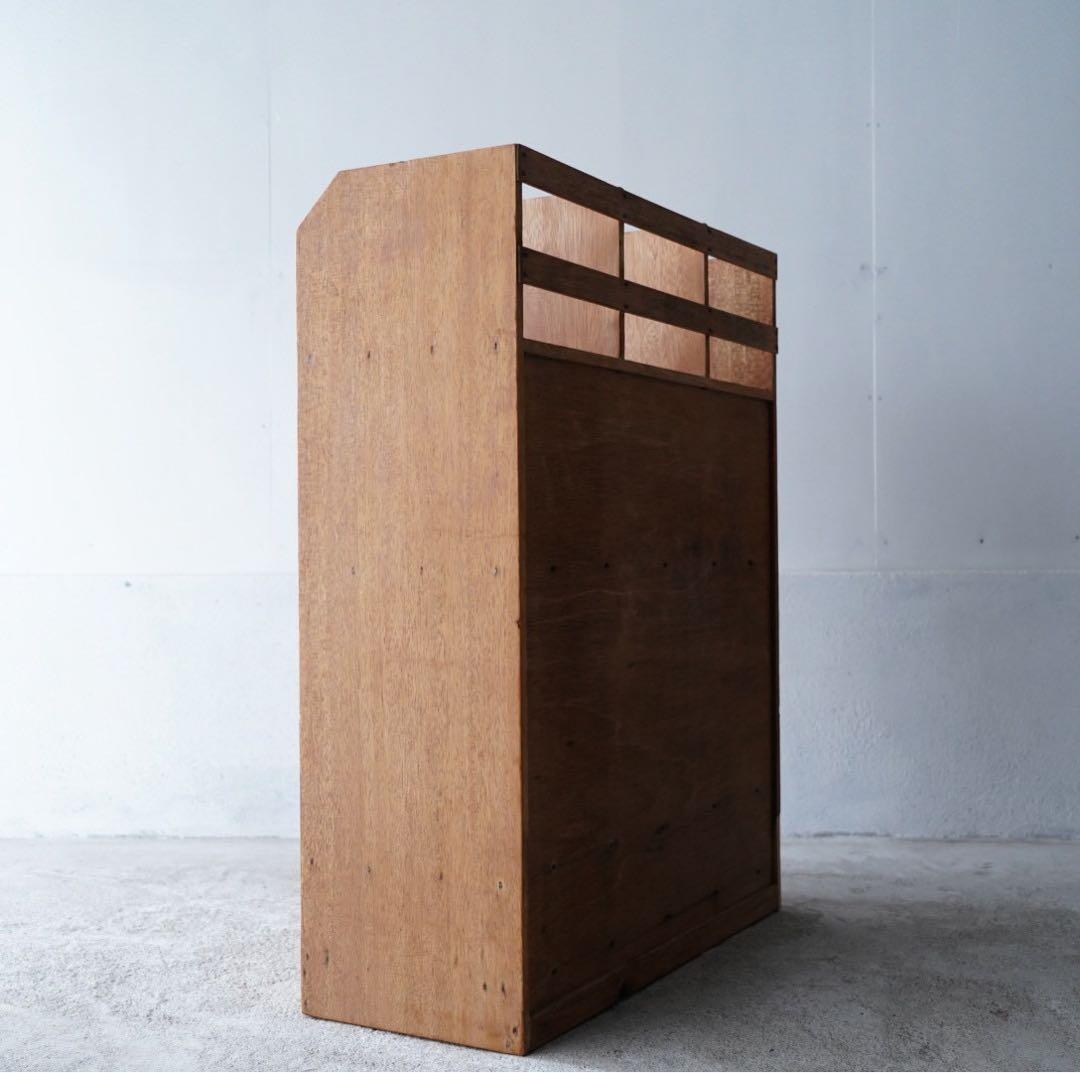 開き戸のキャビネット