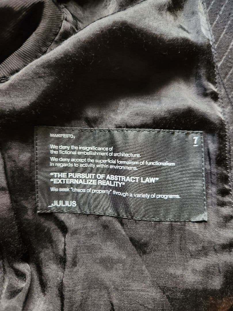 prism; JULIUS 黒 ストライプ織り柄スリムフィットスーツ　サイズ1