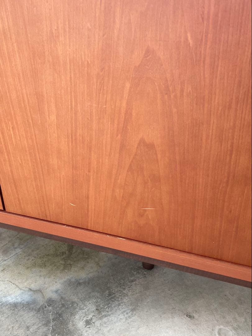 人気の北欧系　脚付チェスト　サイドボード