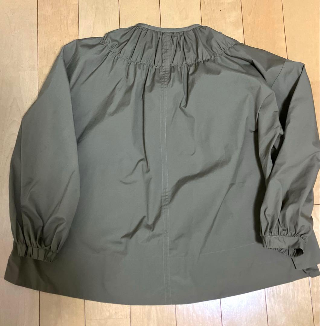 【美品】our アワホーム／たっぷりギャザーのフレアブラウス／オリーブ
