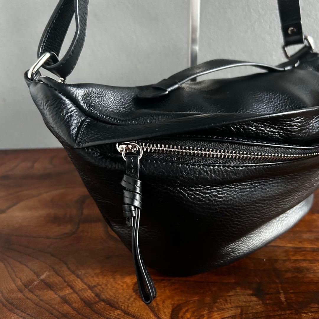 【匿名配送】nouer ヌエール 黒 牛革 ボディバッグ 2way シボ革 人気