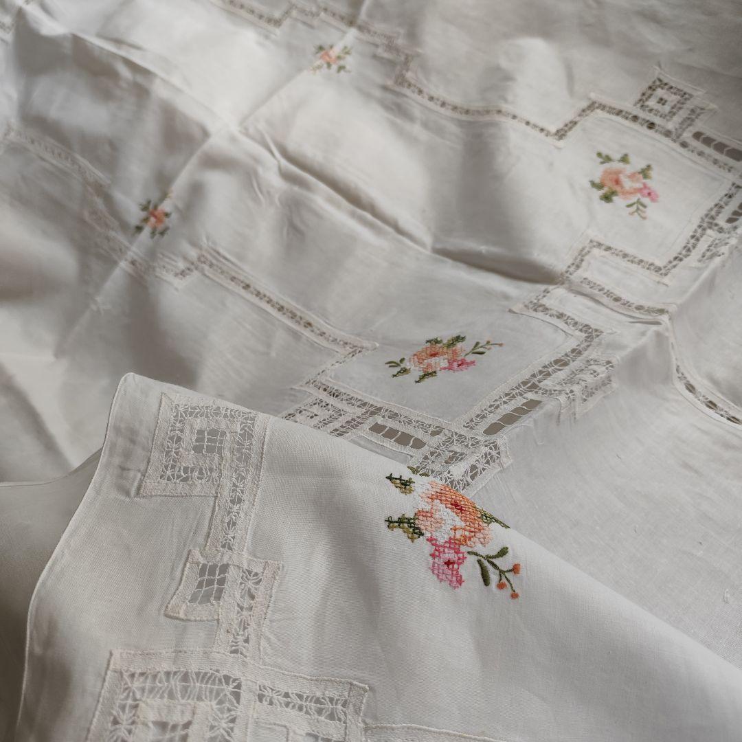 イギリスVintage　薔薇のモチーフ　コットンレース　大判　テーブルクロス