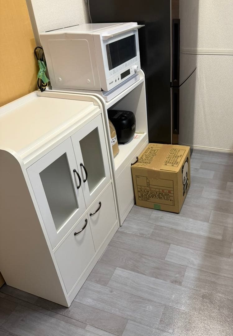 ホワイト食器棚 ガラス扉付き 中型　ミニ食器棚