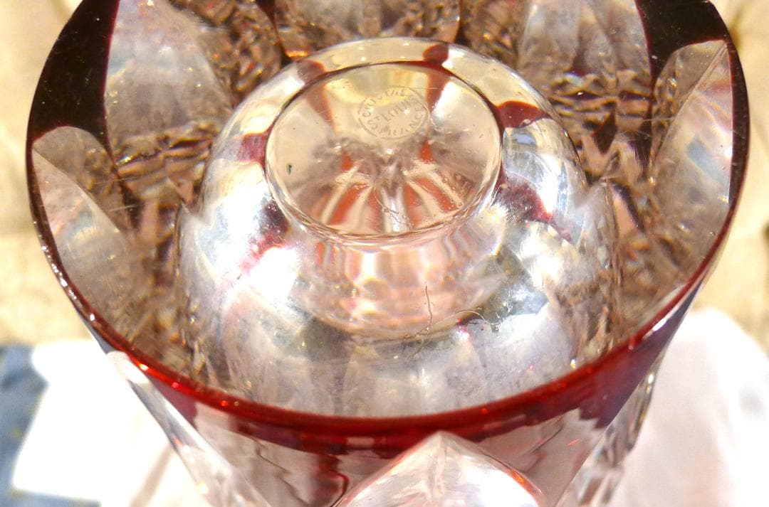 クリスタルの女王【サンルイクリスタル】高級レッドカラーフラワーベース（専用箱付）