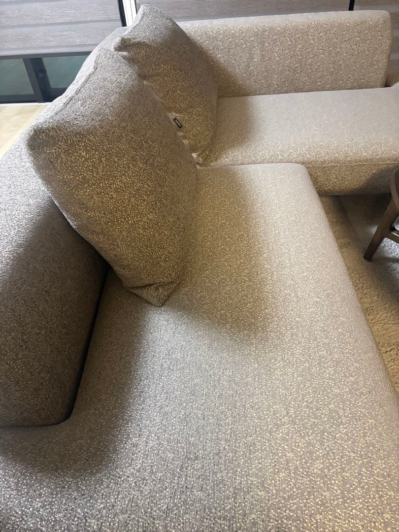 むっしゅ　カリモク　ベージュL字型ソファと同色三角テーブルセット