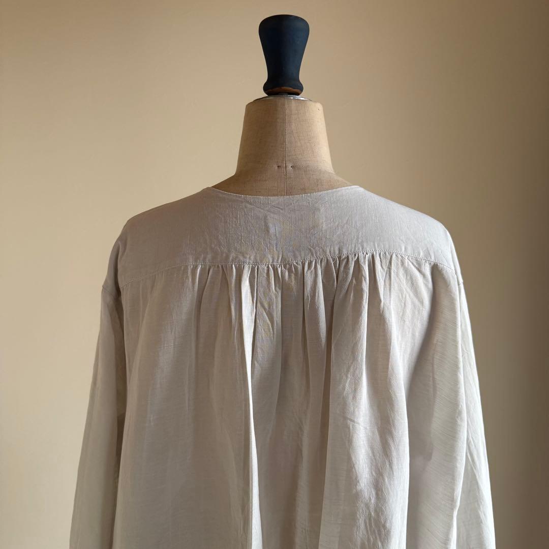 kagure かぐれ　ワッシャーフリルブラウス/ライトグレー（2025年春夏）