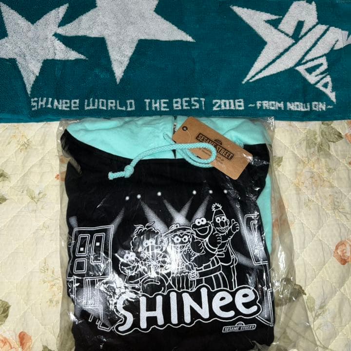 【新品未使用】SHINee コラボ　セサミストリート　レア　パーカー＆タオル