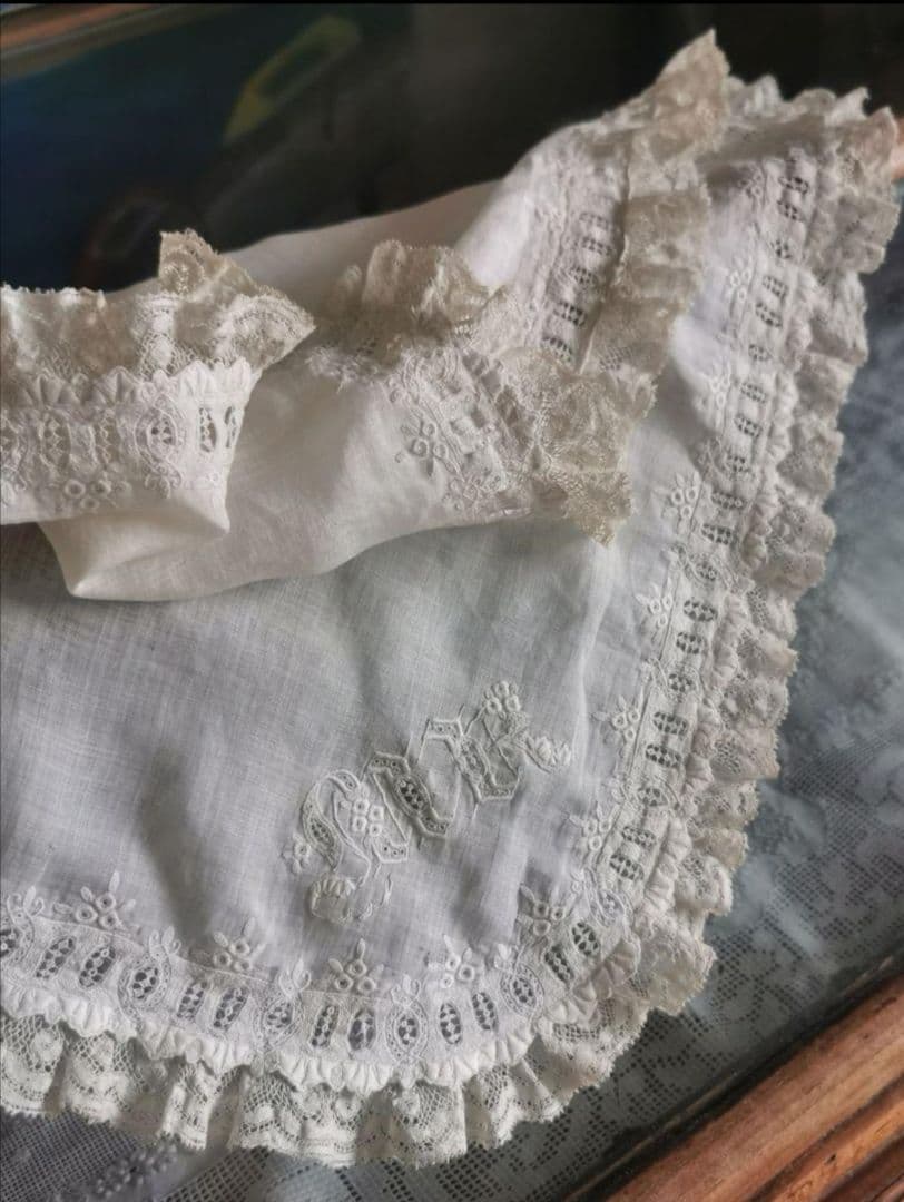 アンティーク 奇跡の極細糸刺繍 極小盛上げスカラップ 美しいウェディングハンカチ