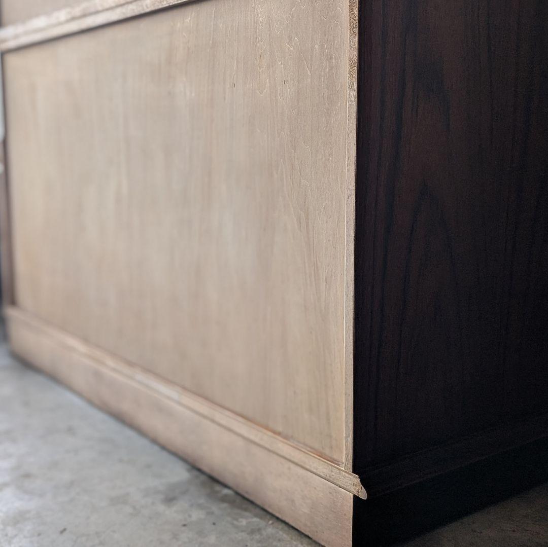 【古家具】カリモク家具 コロニアルシリーズのヴィンテージな食器棚　キッチンボード