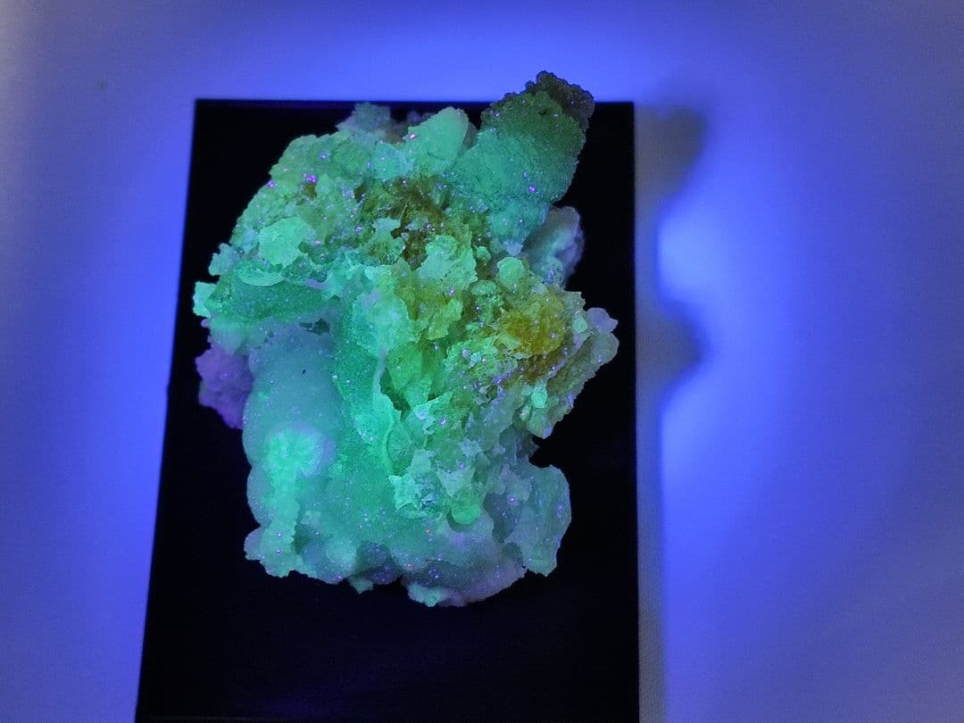 パワーストーン　天然石　原石　蛍光鉱物　ジンカイト　64g　No.158