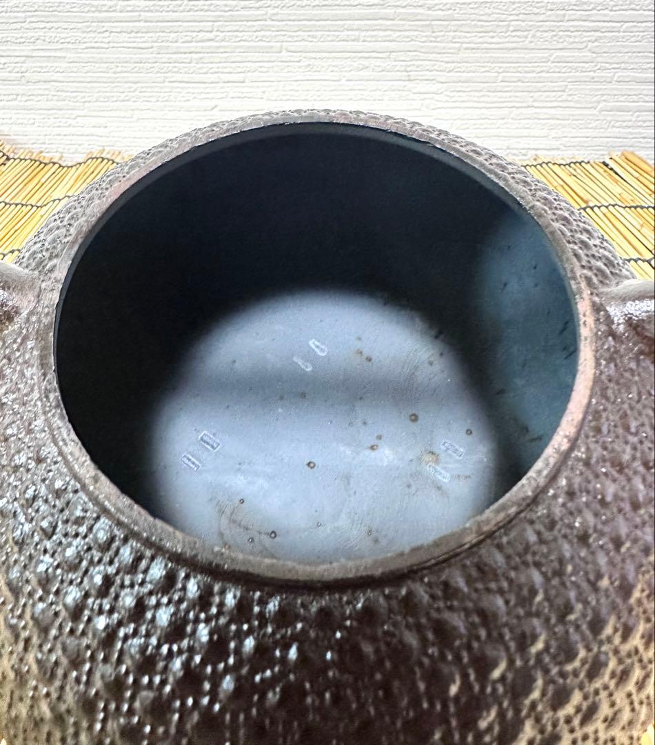 未使用品　岩手県奥州水沢幸工芸　現代の名工 佐藤勝久造　丸平型亀甲霰　南部鉄瓶