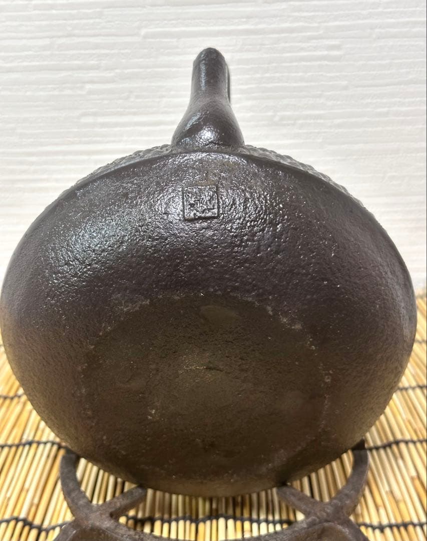 未使用品　岩手県奥州水沢幸工芸　現代の名工 佐藤勝久造　丸平型亀甲霰　南部鉄瓶