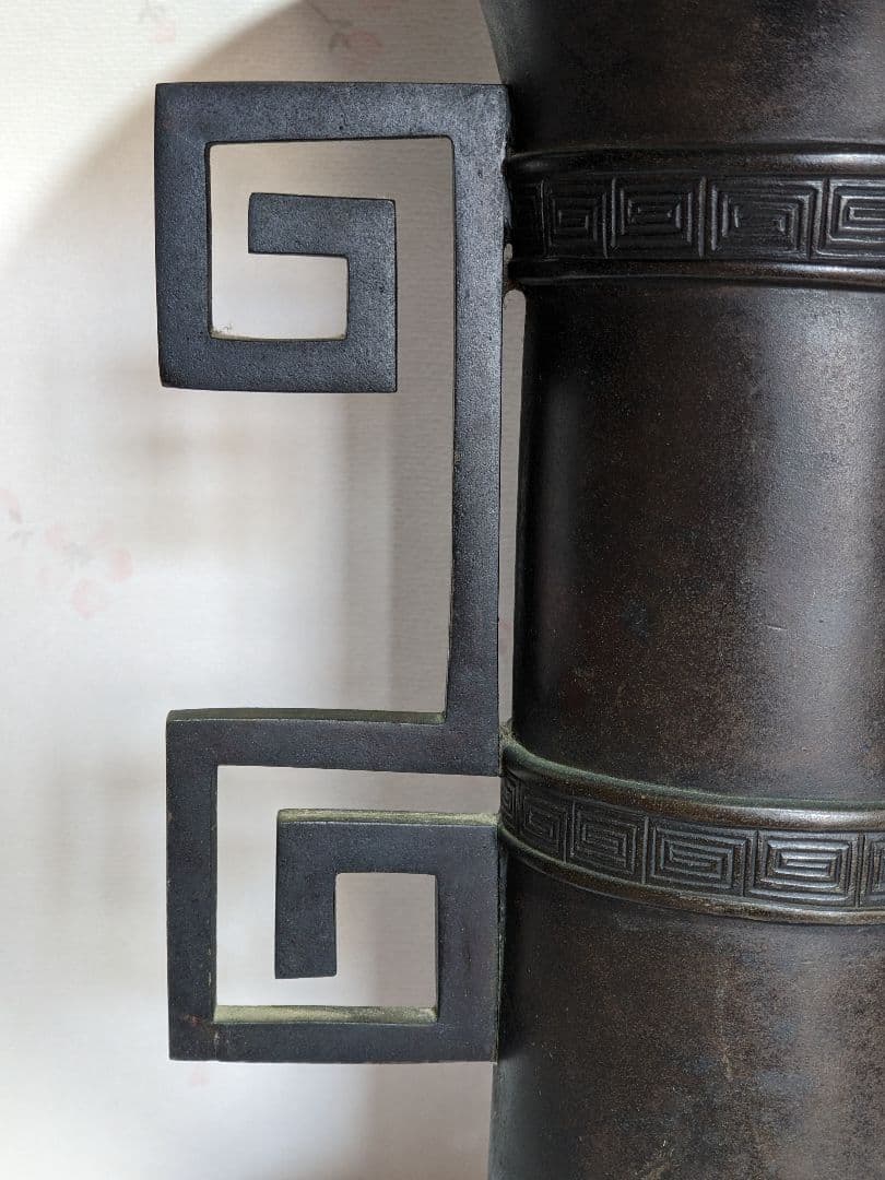 ♦古作 古銅 鎚起 盤口形 雷文様形双耳 三足 花器 大正時代 明治時代 骨董品