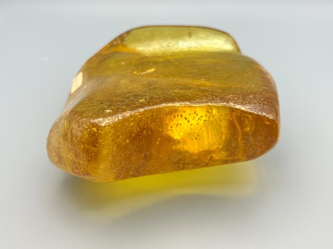 ビックサイズ　虫入り琥珀　大量な気泡を内包　バルティックアンバー　バルト海沿岸