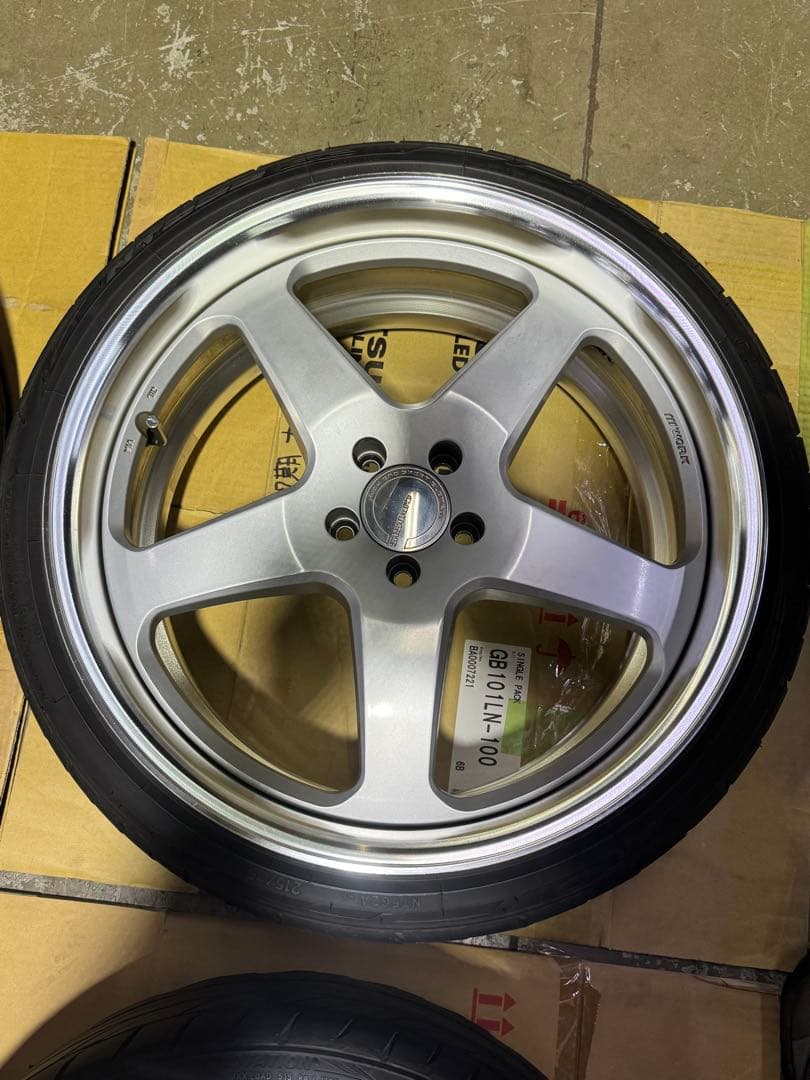 ワーク　グノーシス　19インチ　30系プリウス　215/35R19 ナット付き