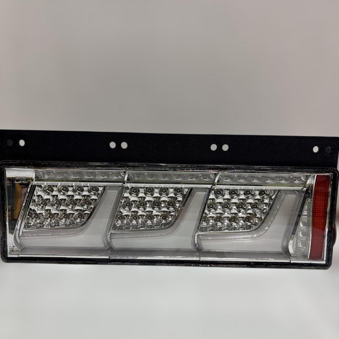 NO24 小糸 3連 トラック用 4t 10t リメイク品（運転手席）右　クリア