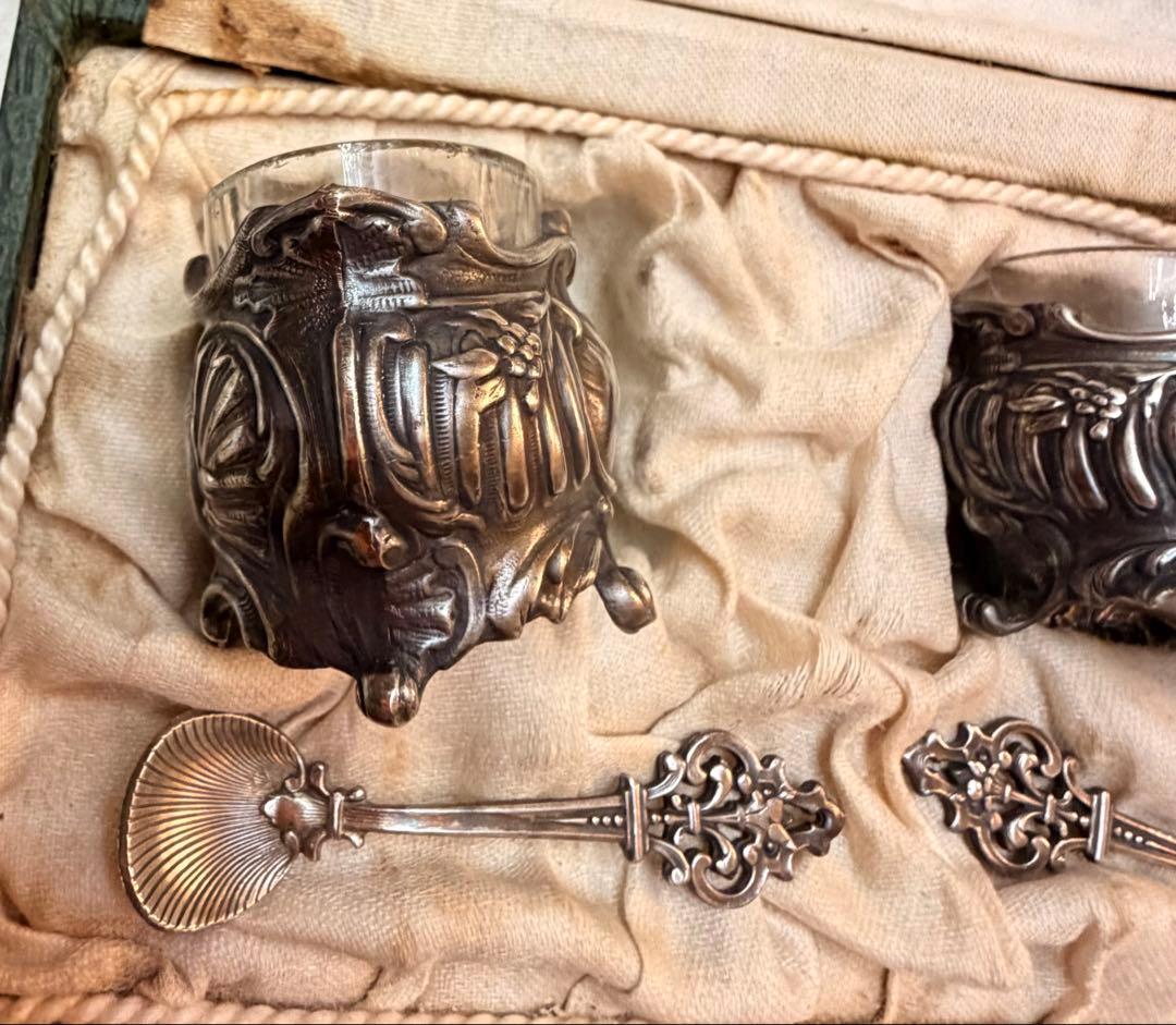 装飾的なシルバー製のソルトセラーとスプーンセット