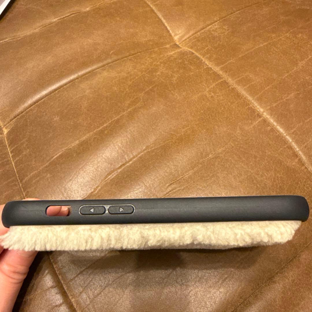 PRADA ファー iPhone14pro ケース